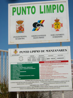 Cartel con horario y normativa de uso del punto limpio de Manzanares. Cartel con horario y normativa de uso del punto limpio de Manzanares.
