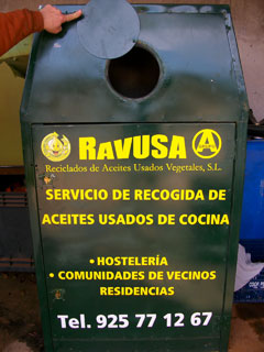 Contenedor específico para depositar el aceite vegetal. Contenedor específico para depositar el aceite vegetal.