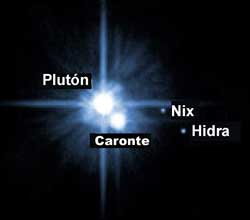 Plutón y sus 3 satélites: Caronte, Nix e Hidra.