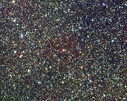 Próxima Centauri es la estrella roja del centro vista entre miles de otras estrellas de la Vía Láctea.
