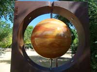 Detalle del monolito del planeta Júpiter.