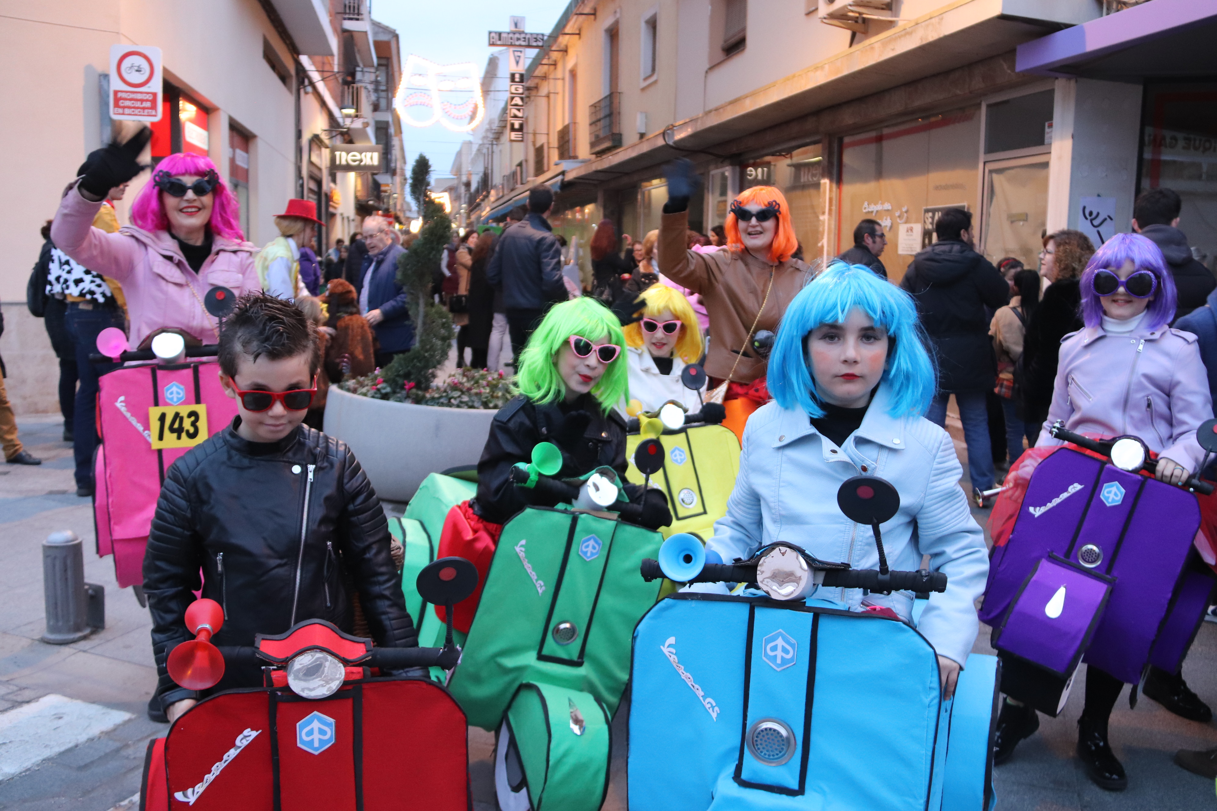 El concurso de máscaras llenó de color (y humor) la calle Empedrada