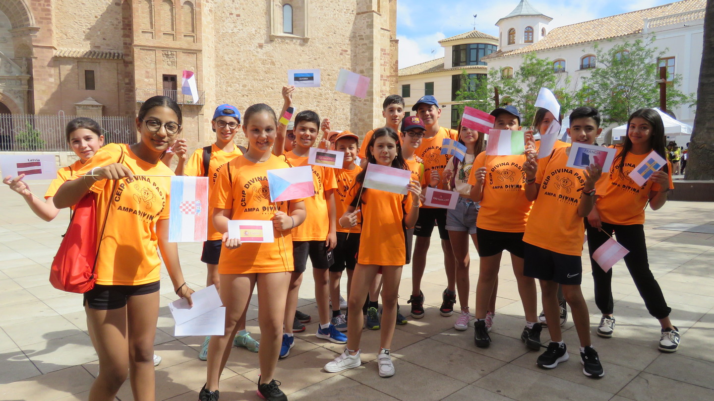 los-colegios-de-manzanares-celebran-el-d-a-de-europa-en-la-plaza-de-la