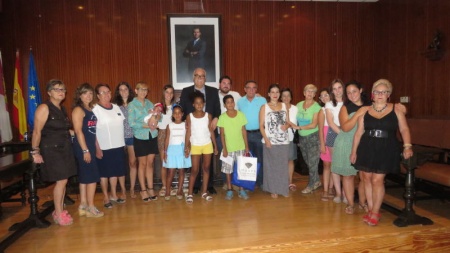 Foto conjunta de las autoridades con las familias acogedoras y con los niños saharauis