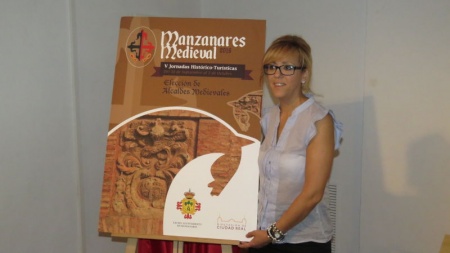 Silvia Cebrián, concejala de Cultura, junto al cartel anunciador de las V Jornadas Medievales de Manzanares