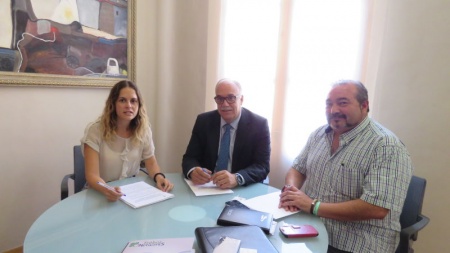 Firma de los contratos para la gestión de los servicios