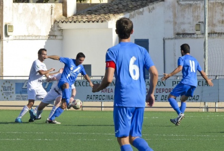 Álvaro Buitrago se prepara el balón para abrir el marcador. Foto: José A. Romero