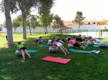 Imagen de los cursos de Pilates impartidos en verano en la piscina municipal