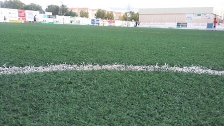 Aspecto del césped artificial del "José Camacho" tras su tratamiento