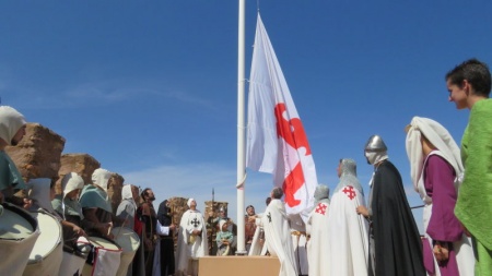 Momento del izado de la bandera de la Orden de Calatrava