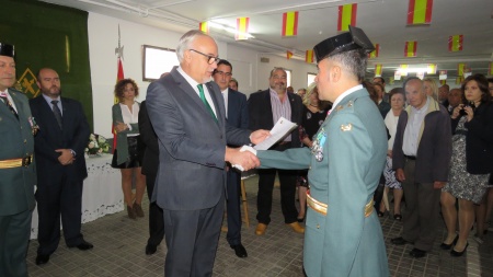 El alcalde de Manzanares, Julián Nieva, entrega una de las condecoración a miembro de la Guardia Civil