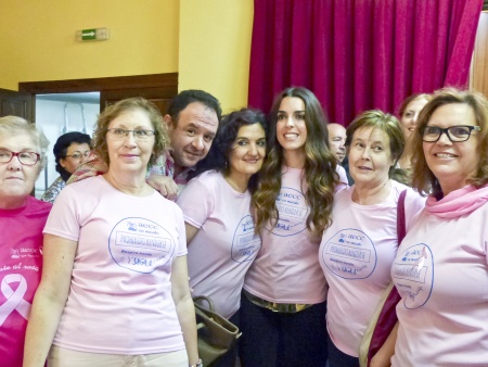 Ruth Lorenzo, junto a componentes de la AECC de Manzanares y al concejal de Sanidad, Juan López de Pablo