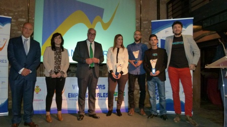 Emprendedores galardonados junto a autoridades y patrocinador