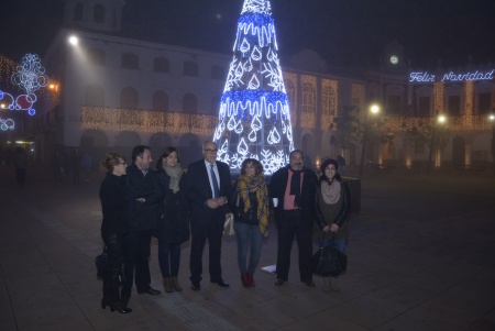 Julian Nieva y miembros del equipo de gobierno visitan y comprueban las novedades de la nueva iluminación de Navidad