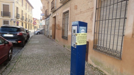 Parquímetro con el cartel informativo en la plaza de Alfonso XIII