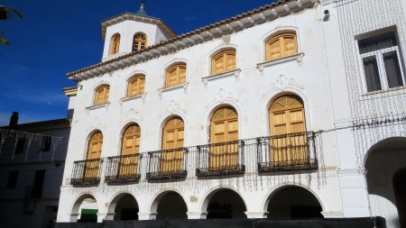 Fachada de la casa "Josito" con sus nuevas ventanas y balcones