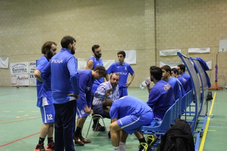 El CB Opticalia, en un tiempo muerto durante el partido ante el UCA