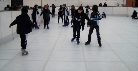 Niños y niñas disfrutando en el año 2009 de la pista instalada en La Pérgola