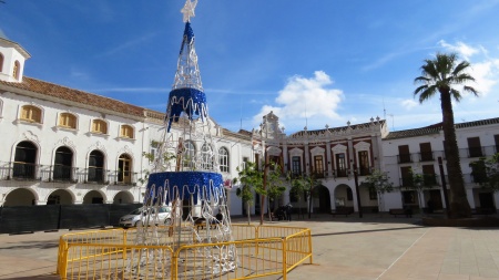 Ayuntamiento de Manzanares, al fondo