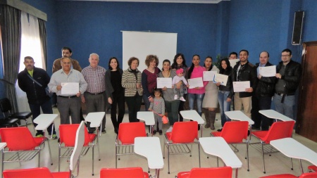 Los usuarios del taller muestran sus diplomas junto a Labián, De la Fuente y responsables del Centro Social