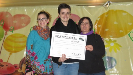 Esther Nieto-Márquez, concejala de juventud y festejos entrega el cheque de la bicicleta solidaria