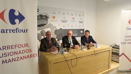Julian Nieva, alcalde de Manzanares (centro), junto a responsables de Carrefour en la presentación del nuevo hipermercado en la localidad