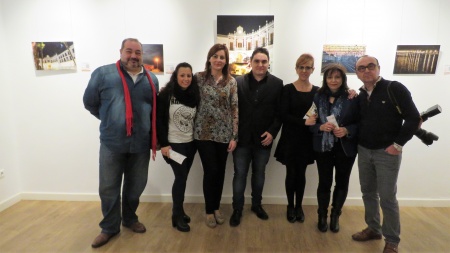El artista Sergio Infantes en la inauguración de su exposición junto a concejales y familiares