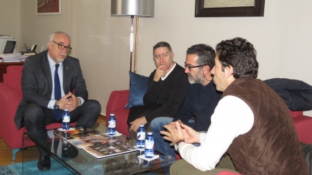 El alcalde de Manzanares, Julián Nieva, en la reunión con el nuevo equipo directivo del IES Sotomayor