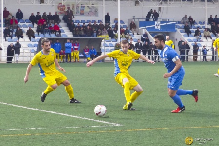 Fran, el mejor del Manzanares, encara el área de La Solana. Foto: José A. Romero