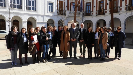 Consejera, Alcalde, Concejala y trabajadores de los servicios sociales del Ayuntamiento de Manzanares