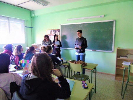 Esther Nieto-Márquez en un centro educativo informando al alumnado sobre el Carnet VIP
