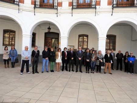 Minuto de silencio ante el Ayuntamiento de Manzanares