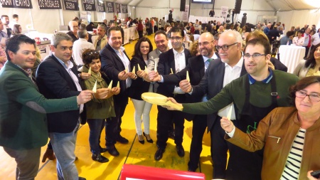 Diputados provinciales y concejales en la inauguración de los "Sabores del Quijote"