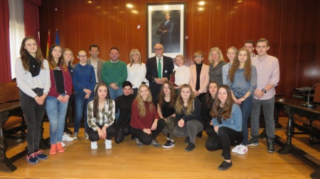 Alumnados y profesores de Polonia junto a profesores del IES Sotomayor y autoridades