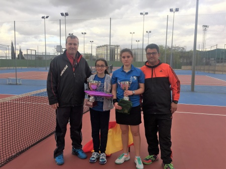 Laura Sanz e Itziar Aparicio, flanqueadas por el delegado provincial de la Federación de Tenis, Rafael Fernández de Marco y por José Luis Sánchez-Migallón, entrenador de Itziar Aparicio