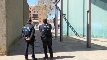 Una patrulla de la Policía Local vigila la zona del Gran Teatro