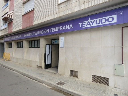 Fachada del centro en la calle Molinos de Viento