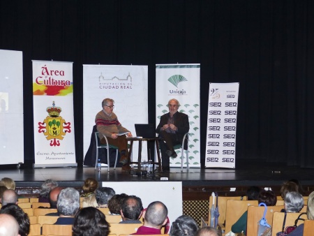 Román Orozco y Gutiérrez Aragón durante la conferencia