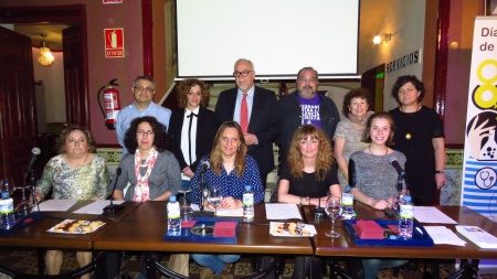 El alcalde, con las participantes en la mesa, junto a personal del Centro de la Mujer y miembros del equipo de gobierno