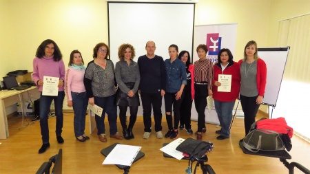 Las participantes, junto a la concejala y al monitor del curso