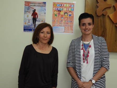 Esther Nieto-Márquez, concejala de deportes y Carmen Ruiz-Escribano, presidenta del Club Atletismo Manzanares