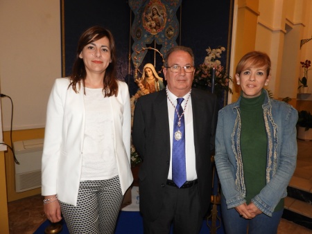El pregonero, Fernado Sánchez-Migallón, junto a las concejalas de cultura, Silvia Cebrián y de proximidad, Isabel Díaz-Benito