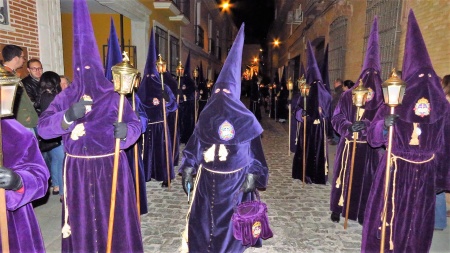 Nazarenos en la procesión del Silencio