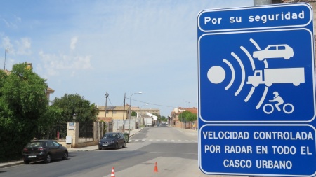 Señal de control de velocidad en la Avenida de Cristóbal Colón