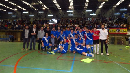 La plantilla, junto al alcalde, celebra el título de liga 