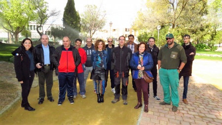 Beatriz Labián visitó la clase práctica de jardinería