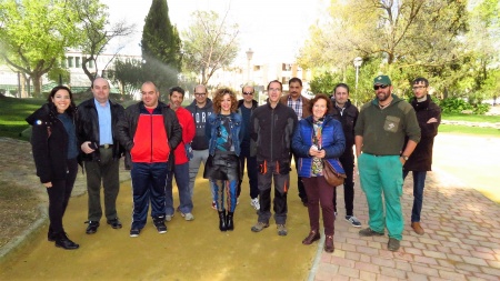 Beatriz Labián visitó la clase práctica de jardinería