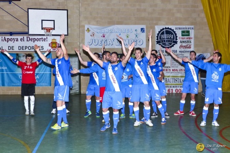 Celebración de la victoria conseguida ante el Denia. Foto: José A. Romero