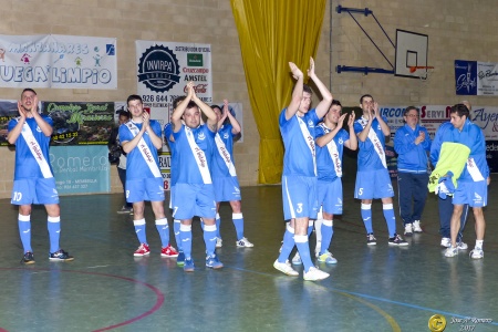 El equipo saluda a la afición. Foto de archivo (José A. Romero)