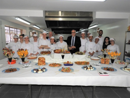 Julián Nieva, alcalde de Manzanares junto al alumnado participante en el curso "Ayudante de cocina"